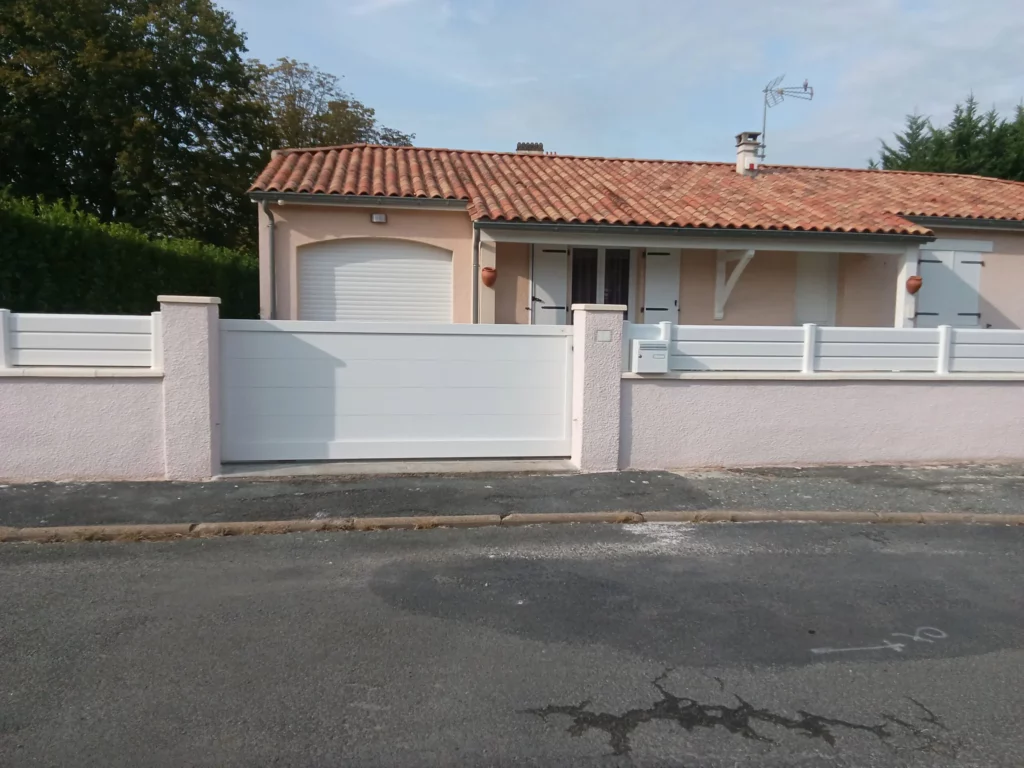 Pose de clôture composite ou alu blanche avec intégration boîte aux lettres, chantier réalisé à Bergerac.