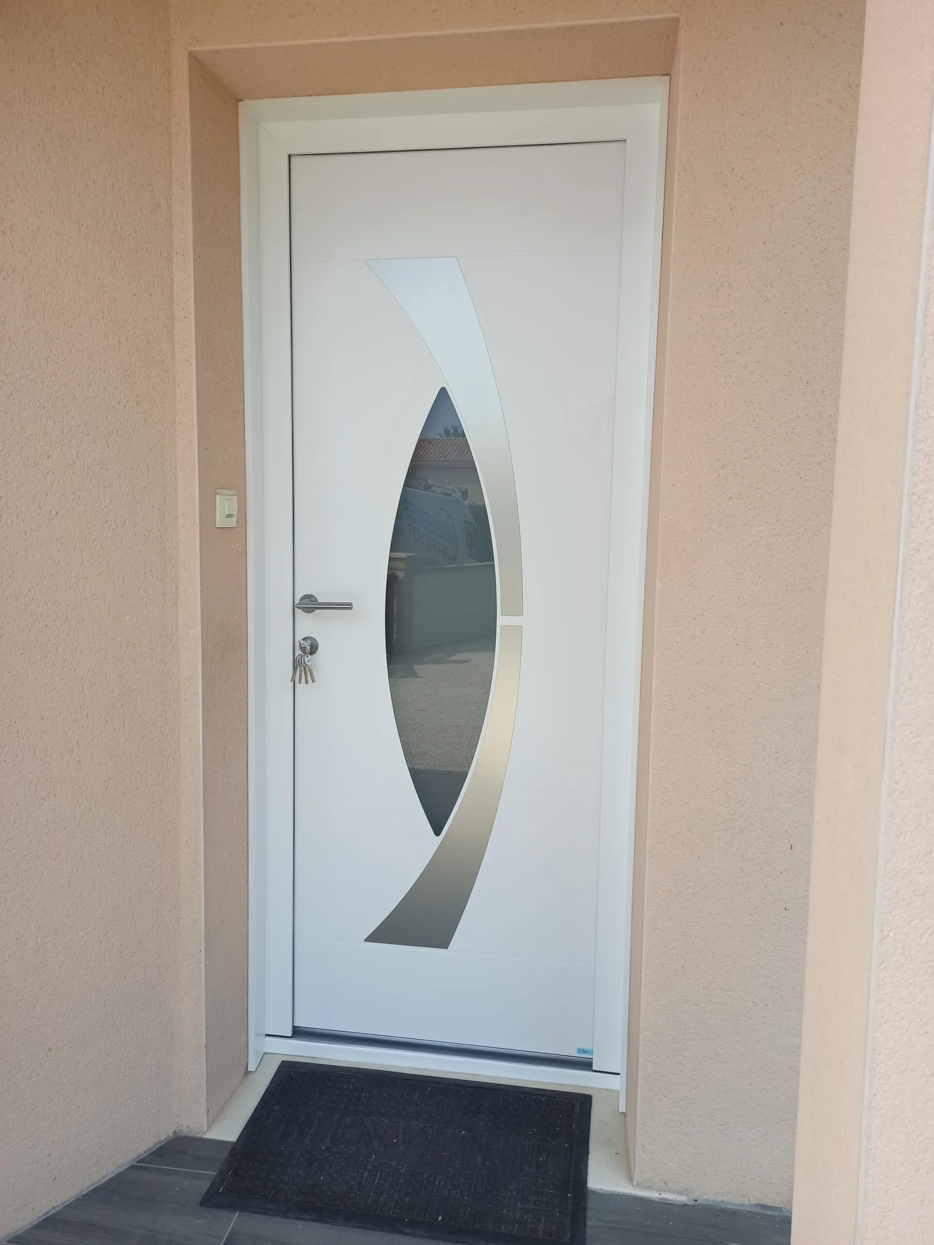 Porte d'entrée [Alu/PVC] blanche design contemporain avec vitrage central incurvé, posée à Bergerac.